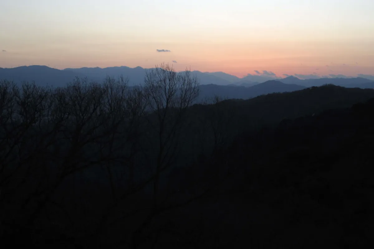 眉山頂上から南側を見るとある山々の風景