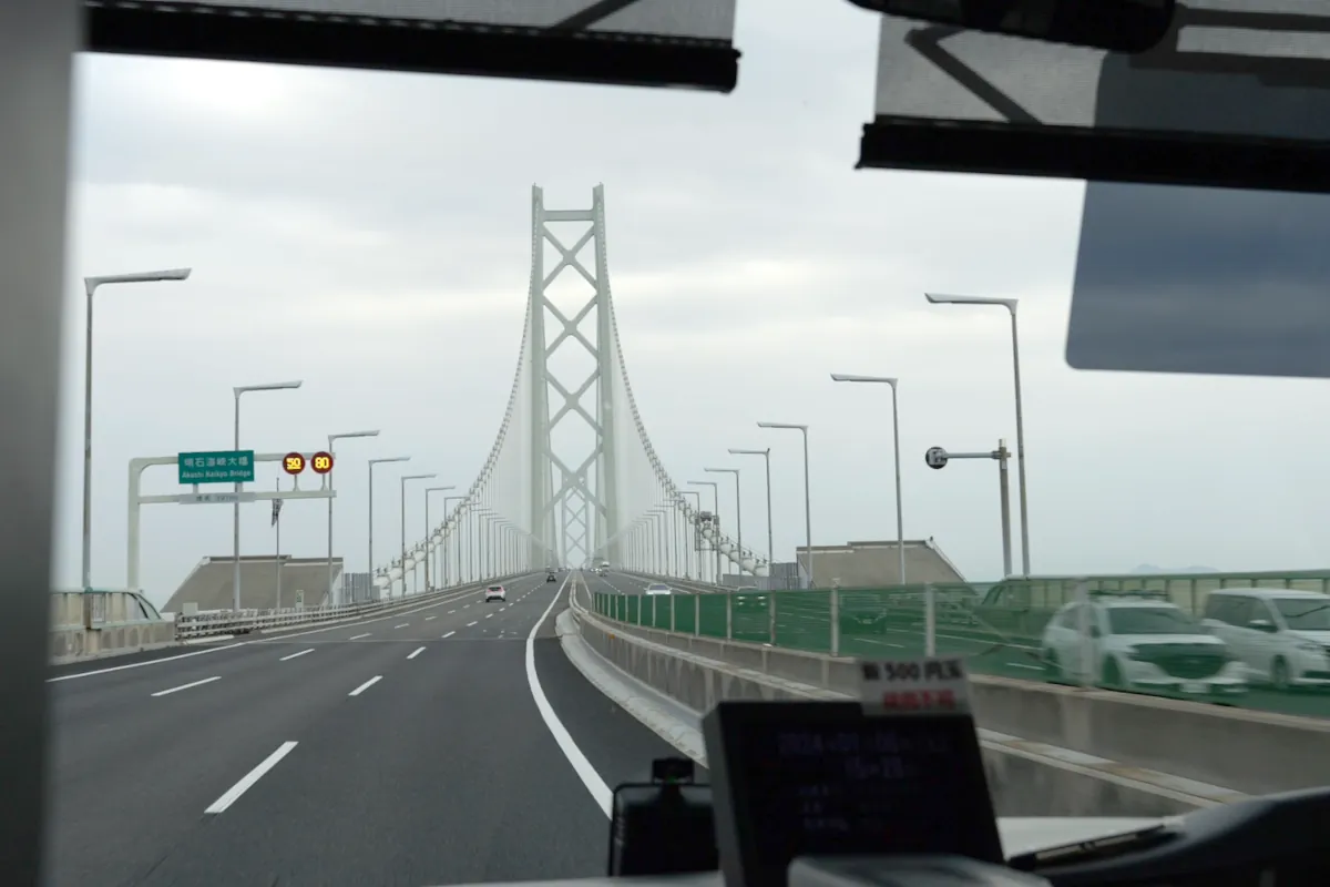 明石海峡大橋を渡る高速バス車内からの風景