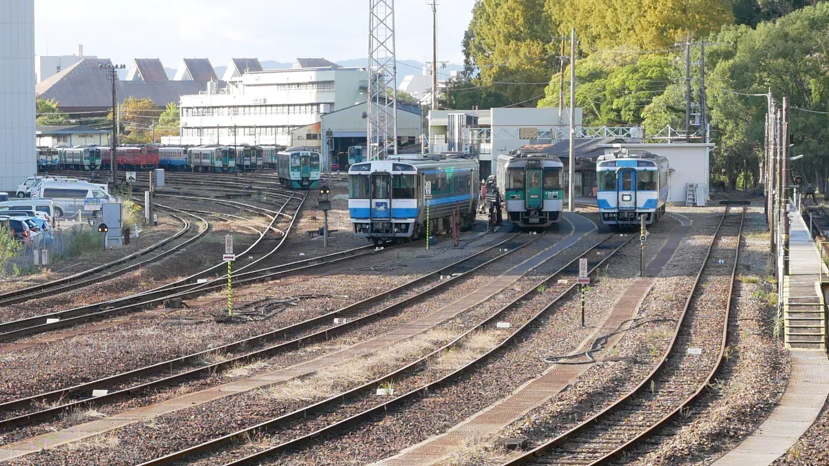 徳島駅の車両基地のたくさんの線路と休む車両