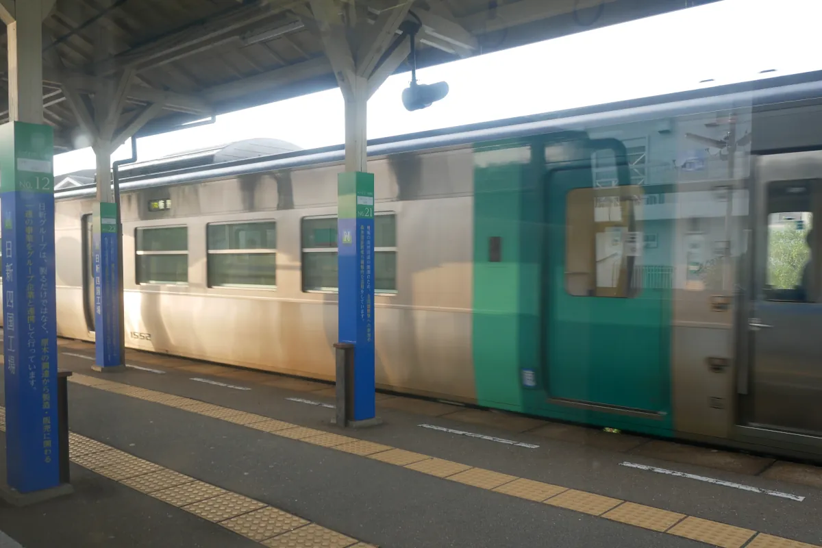 南小松島駅停車中の1500形気動車の側面