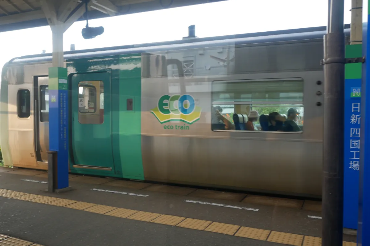 南小松島駅停車中の1500形気動車の後部窓とドア付近