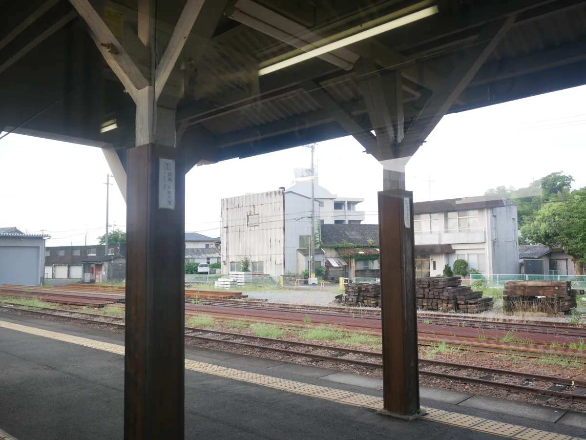 羽ノ浦駅のホームと留置線