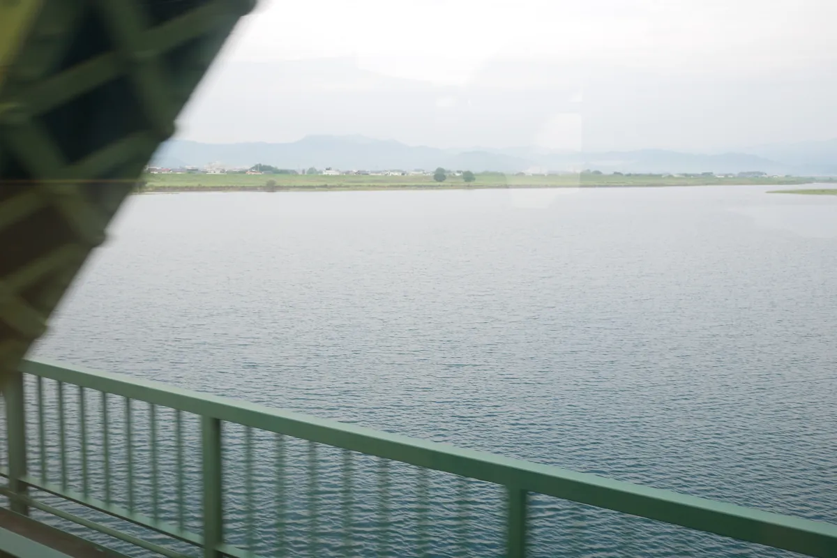 牟岐線で那賀川を渡る車窓。鉄橋の構造物が見える