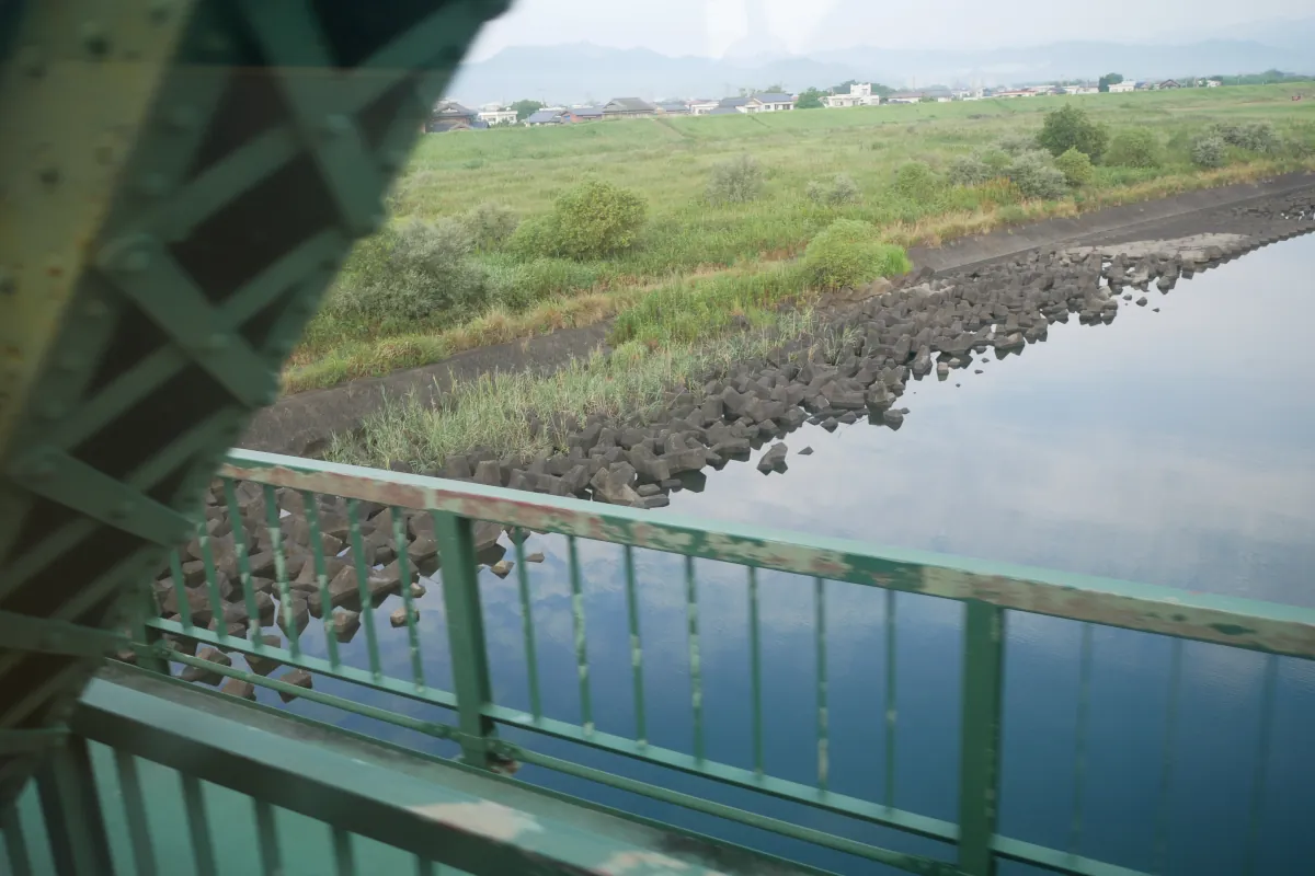 牟岐線で那賀川を渡る車窓。もうすぐ渡り終える