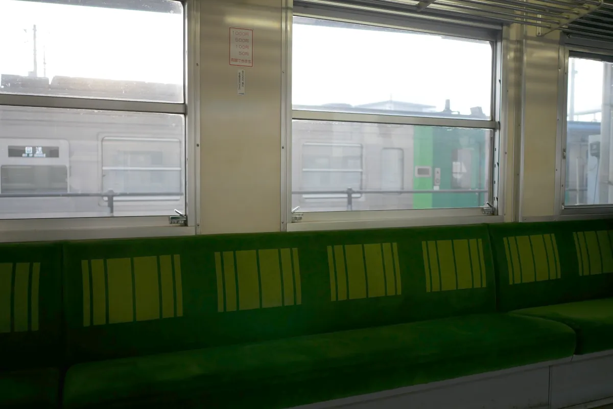 阿南駅の留置線に止まった車両を本線の車内から見る