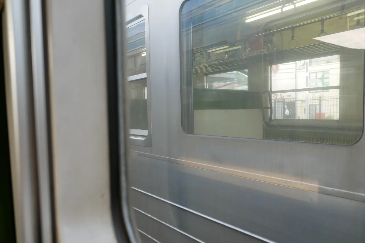 阿南駅に入ってくる鳴門行きを車窓から見た様子