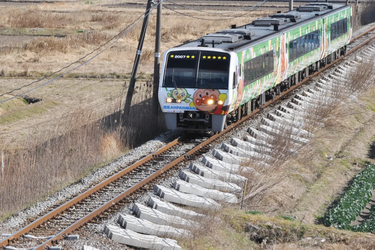 土讃線特急「南風」アンパンマン列車(緑)と交換前のPC枕木