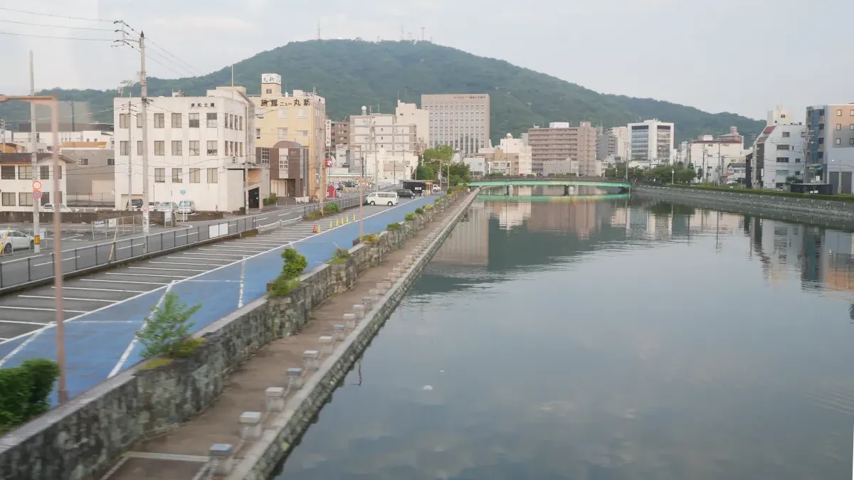 徳島～室戸～高知の旅②のアイキャッチ画像（新町川を渡る牟岐線からの車窓）