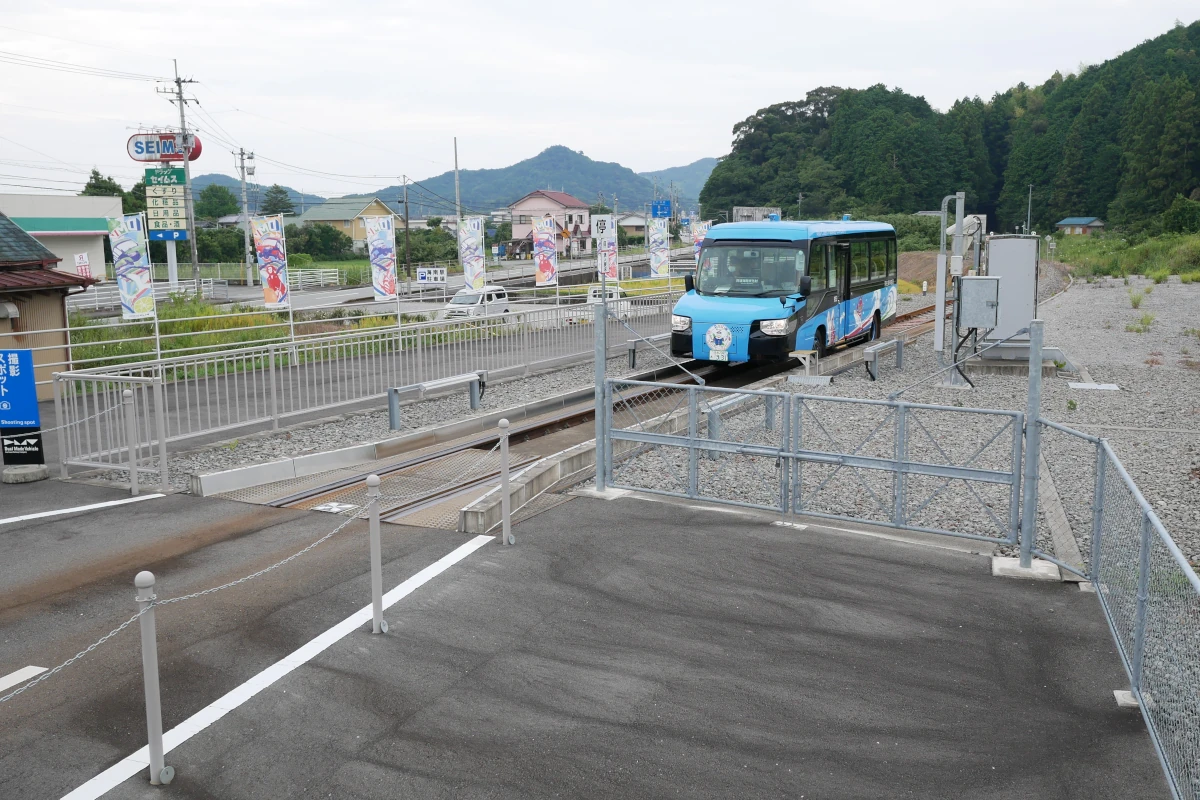 阿佐海岸鉄道の線路から阿波海南駅に入ろうとするDMV