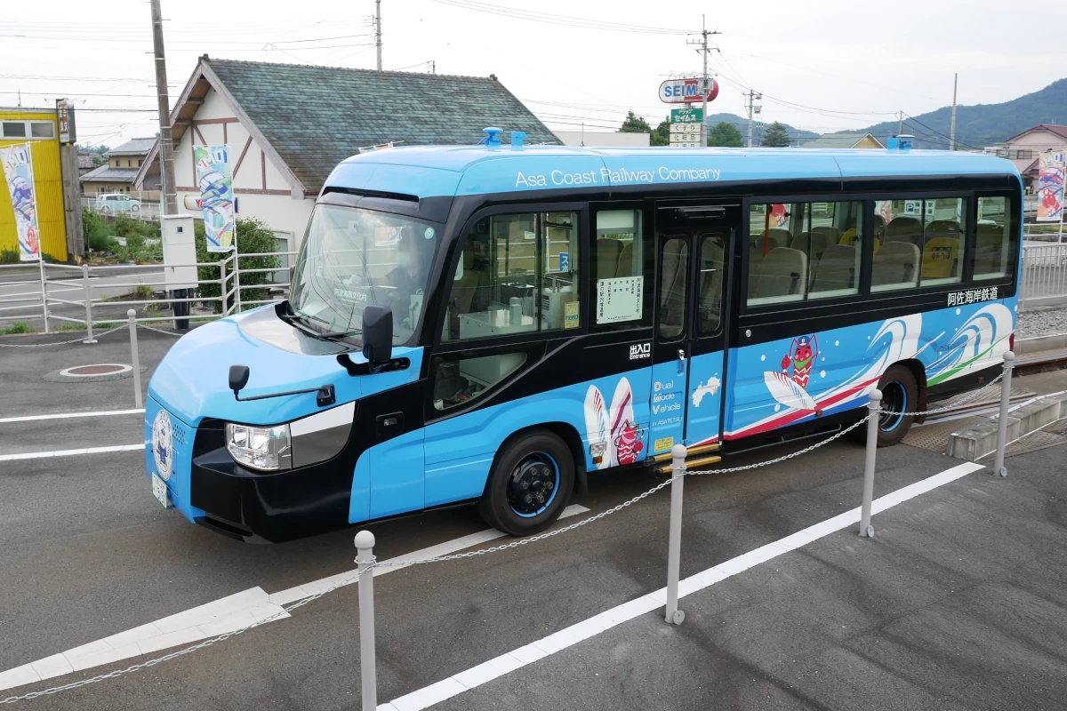 バスモードになって阿波海南駅前に入るDMV