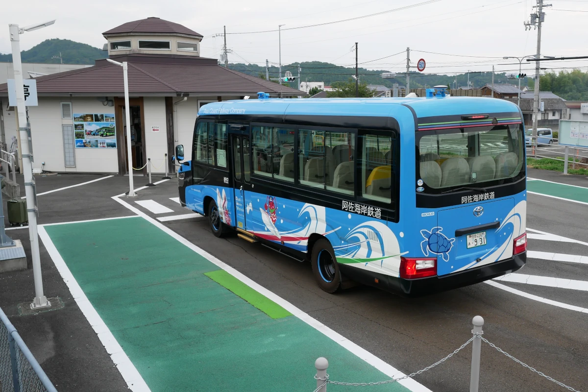 阿波海南駅のバス停に停車中のDMV