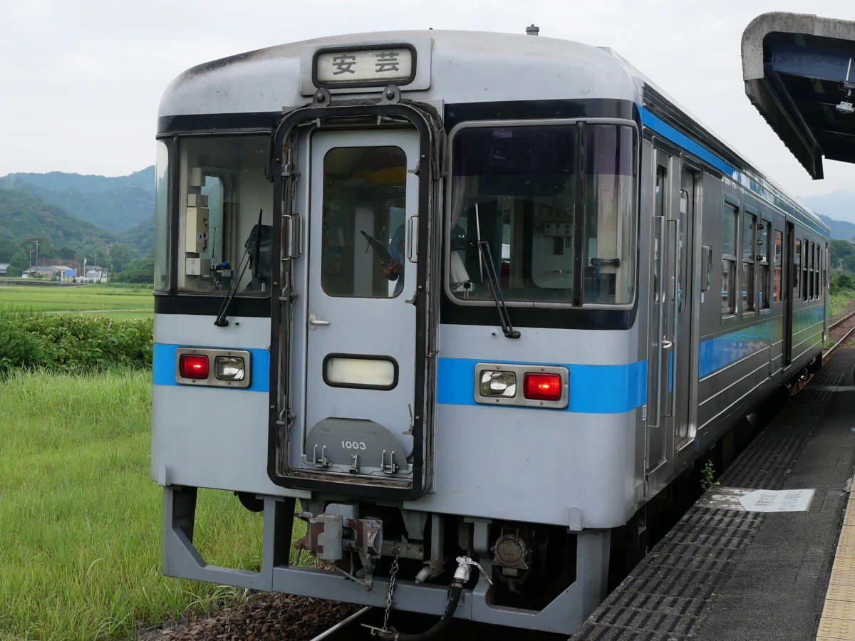 安芸行きの幕が出ている1000形気動車