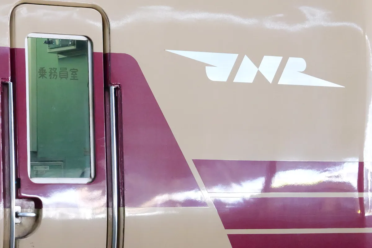 381系国鉄特急色復刻の先頭車両の側面