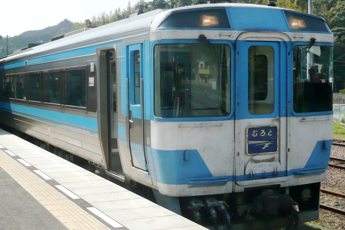 牟岐駅停車中の特急むろと
