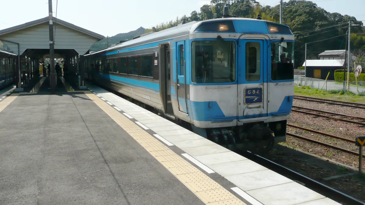 牟岐駅停車中の特急むろとキハ185系