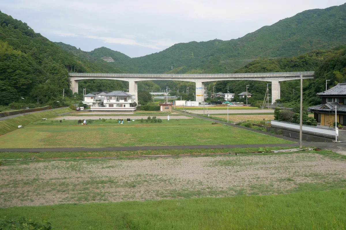 木岐駅付近で見える日和佐道路の高架橋