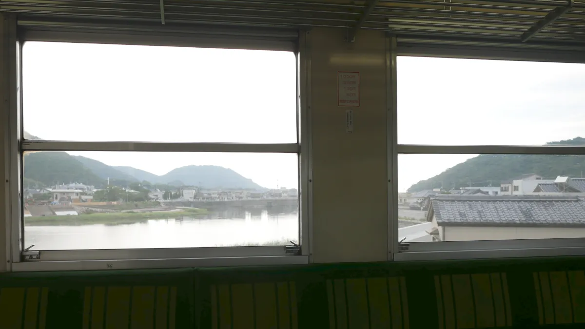 北河内駅～日和佐駅の車窓。広い川が見える