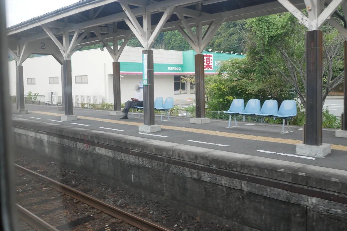 普通列車車内から日和佐駅のホームを見た様子