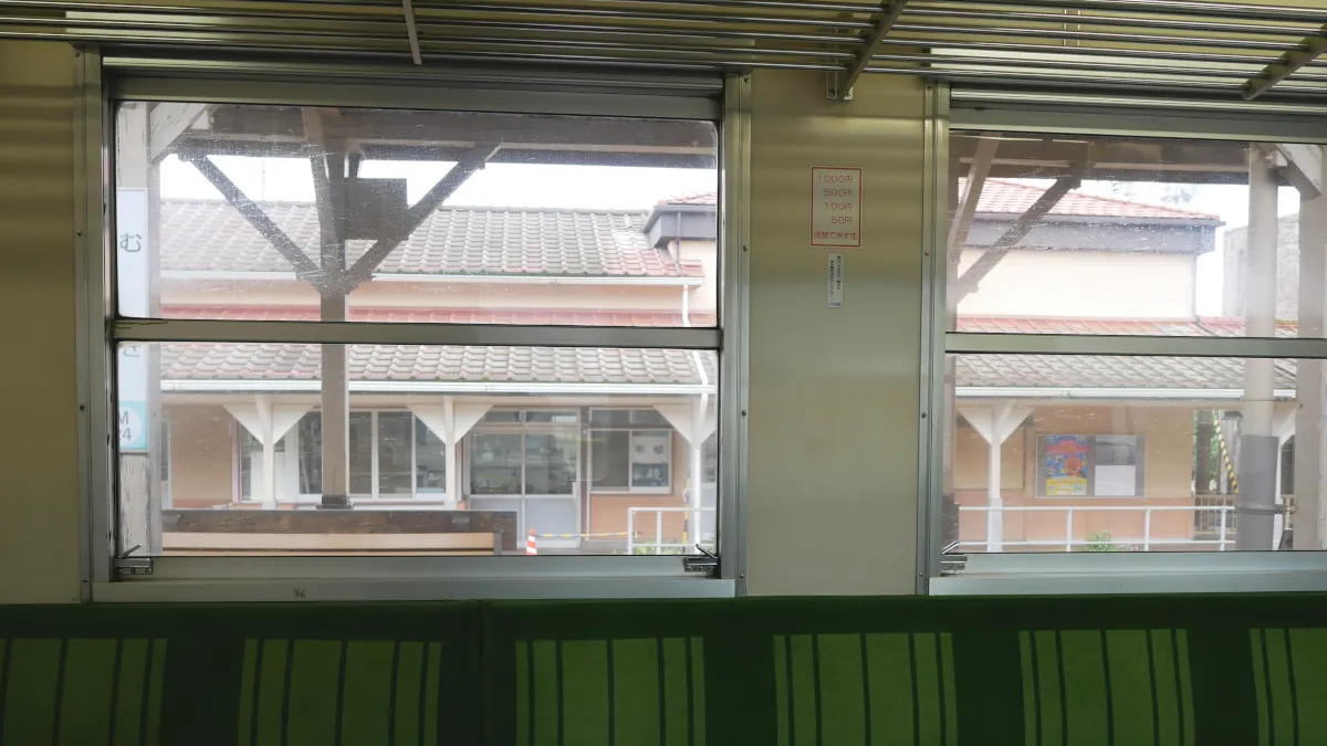 牟岐駅の駅舎を列車内から見る