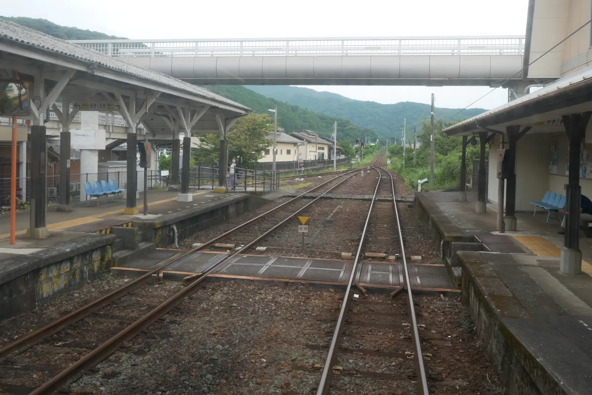 日和佐駅停車中普通列車から徳島方面を振り返る