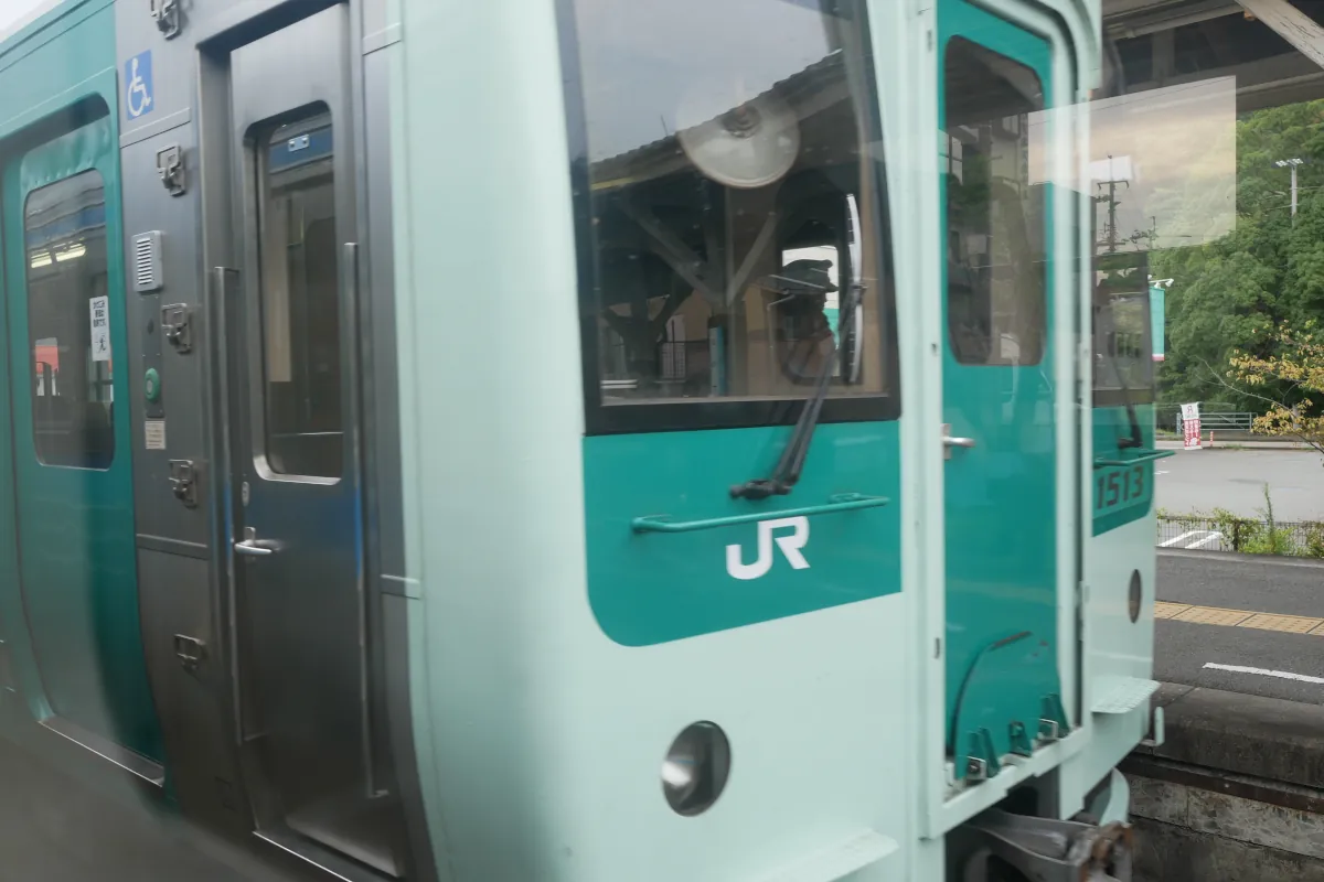 日和佐駅に入ってくる1500形気動車