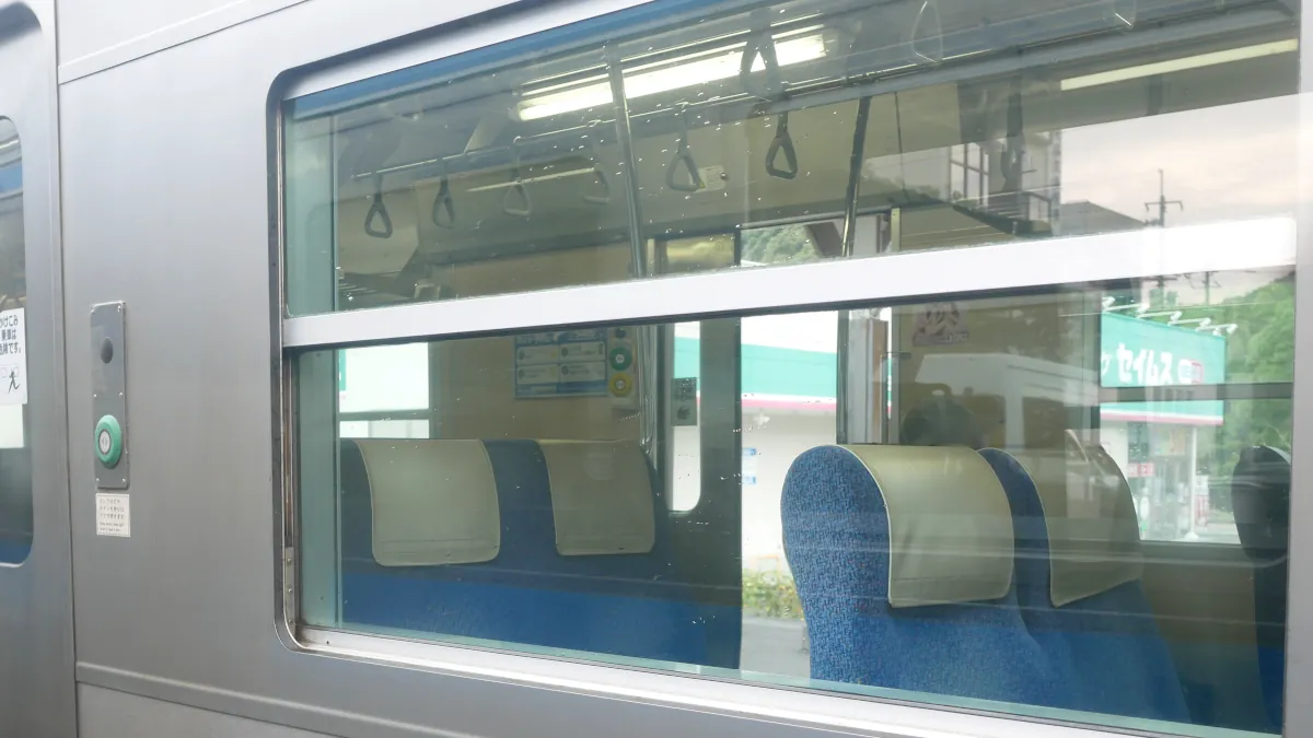 1500形気動車の転換クロスシートを外から撮影