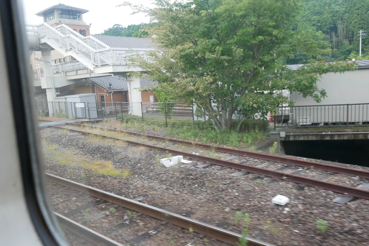 日和佐駅に入線するところ