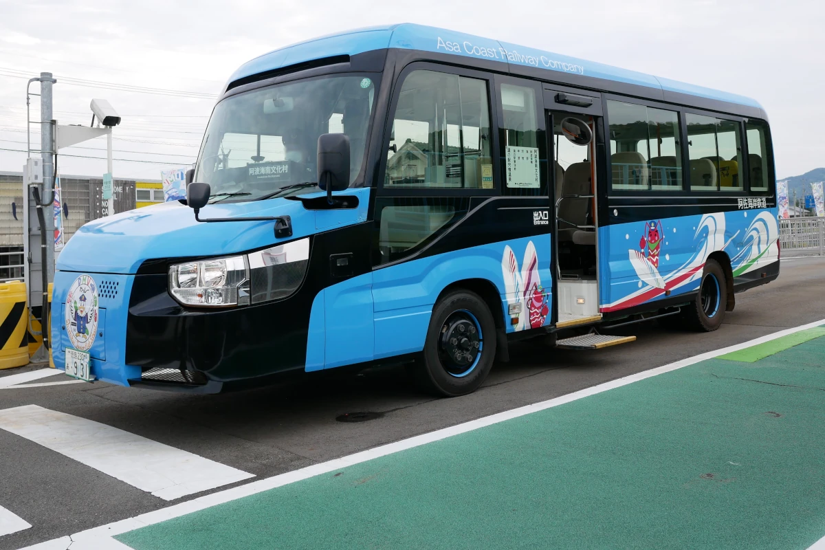 阿波海南駅のバス停に停車中のDMV(阿波海南文化村行き)