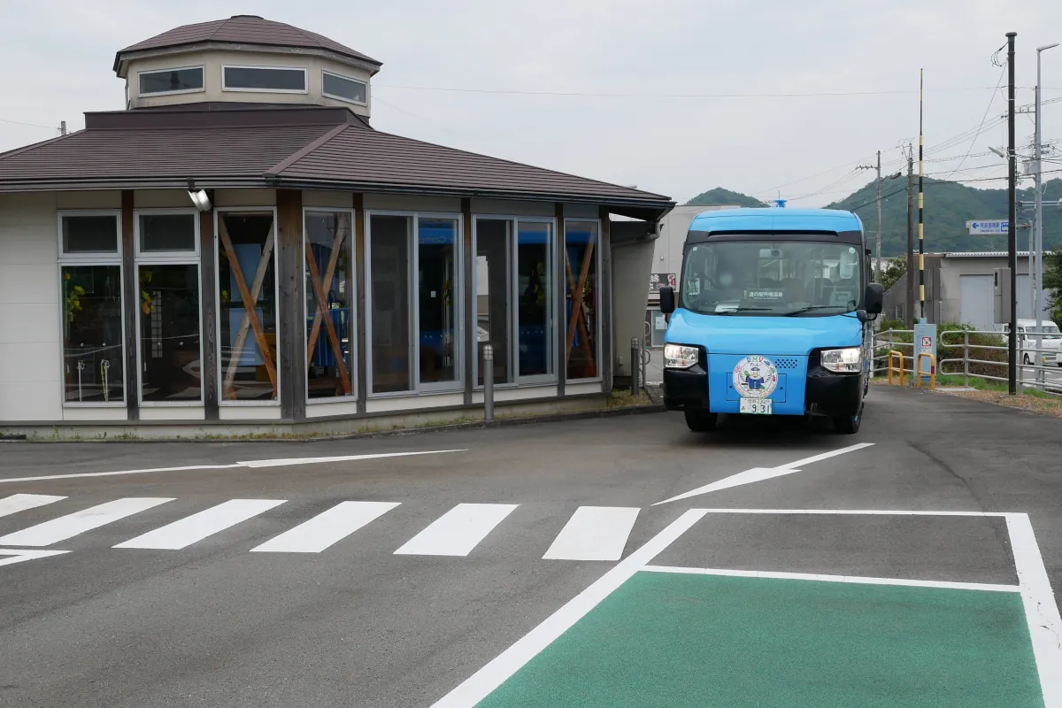 阿波海南の停留所へ入ってくるDMV(青、1号)