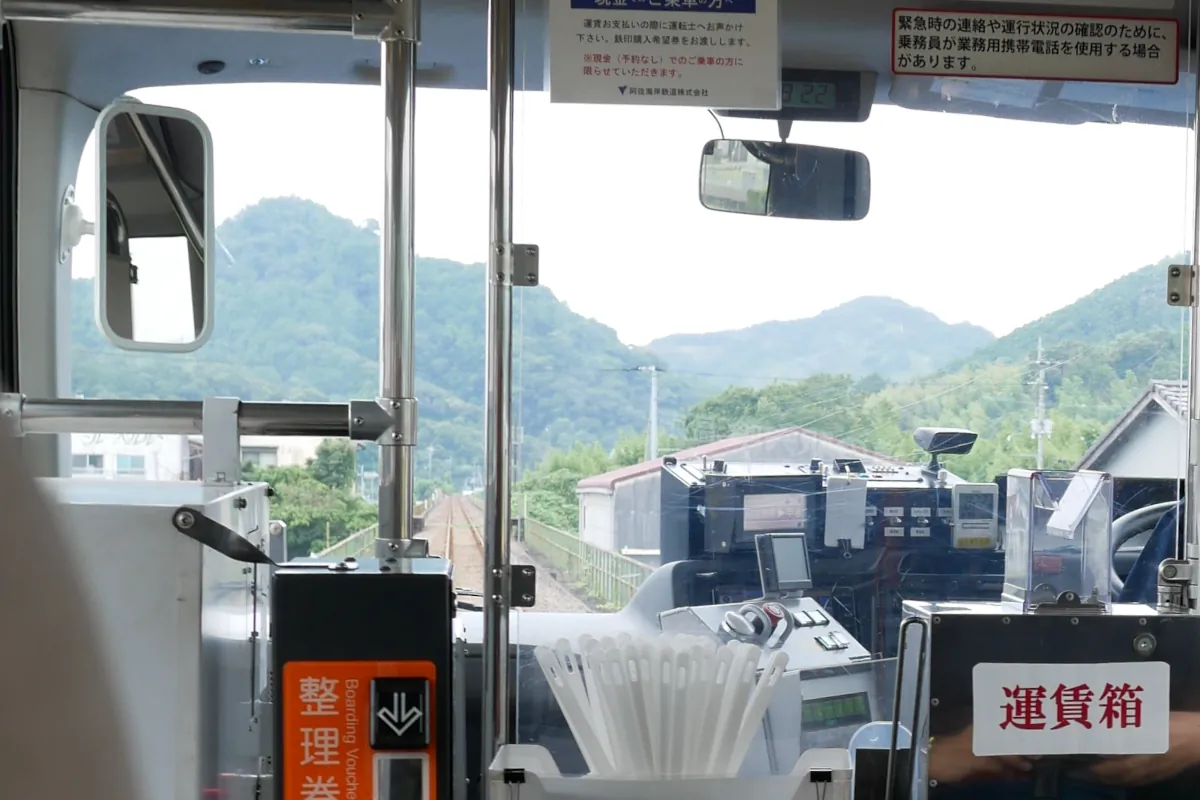 阿波海南~海部間の高架上を走るDMVからの前面風景