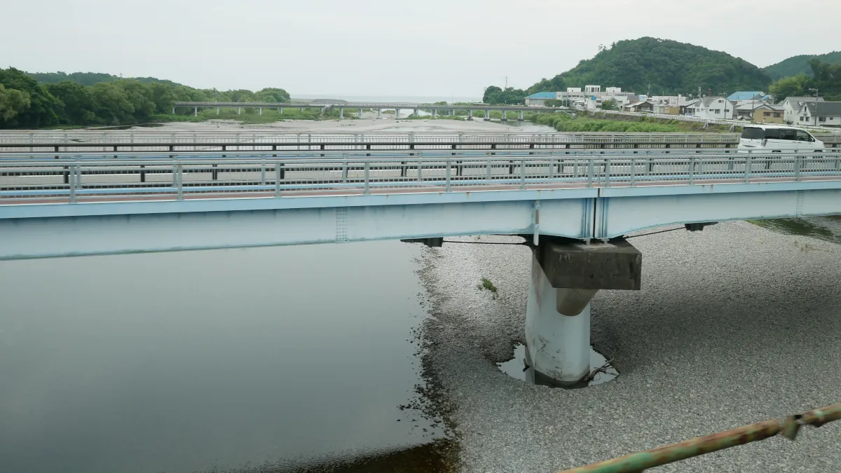 海部川を渡るDMVの車窓