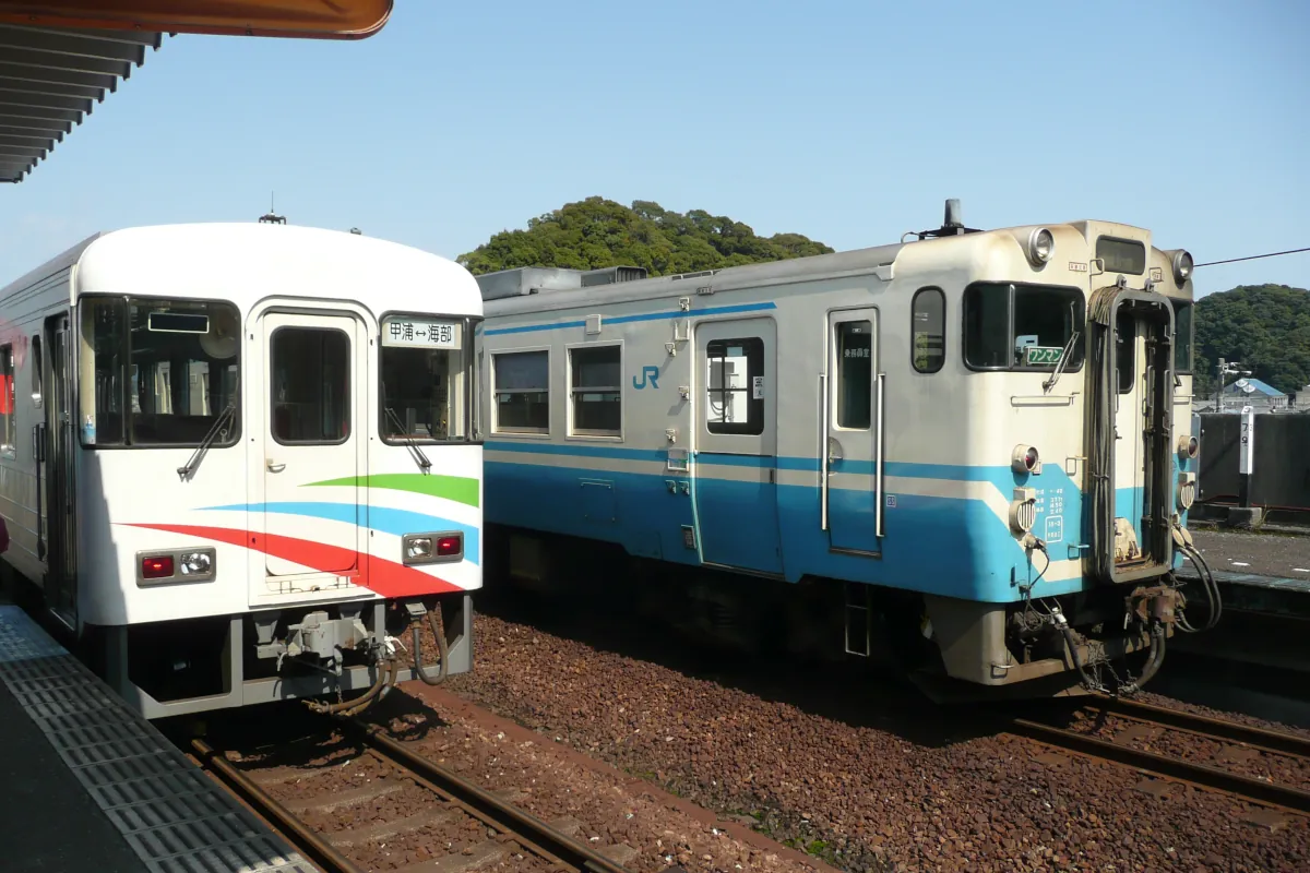 海部駅で並ぶASA-101とキハ40系