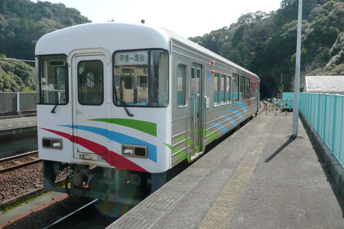 海部駅に停車中のASA-101