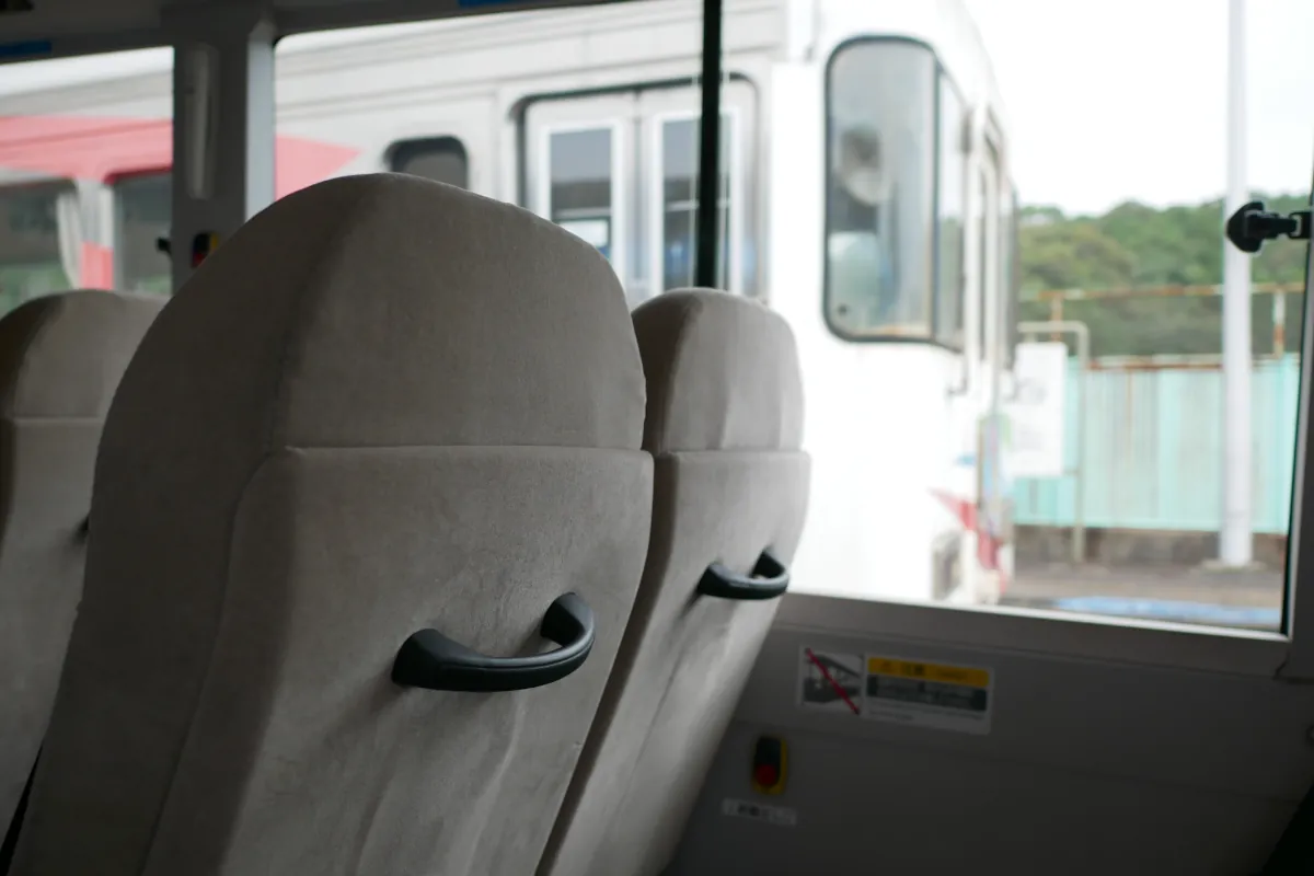 海部駅に展示されているASA-101「しおかぜ」をDMV内から見る