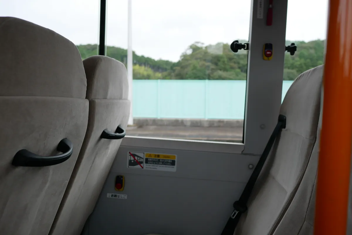 海部駅の旧ホームと比べてDMVの傾きがわかる画像