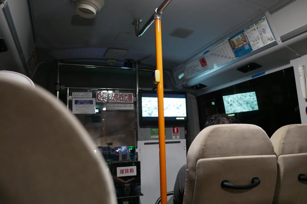 奥浦トンネルを走るDMVの車内