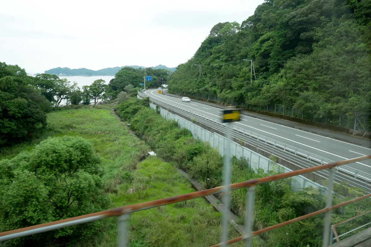 阿佐東線と国道が直行する地点の車窓