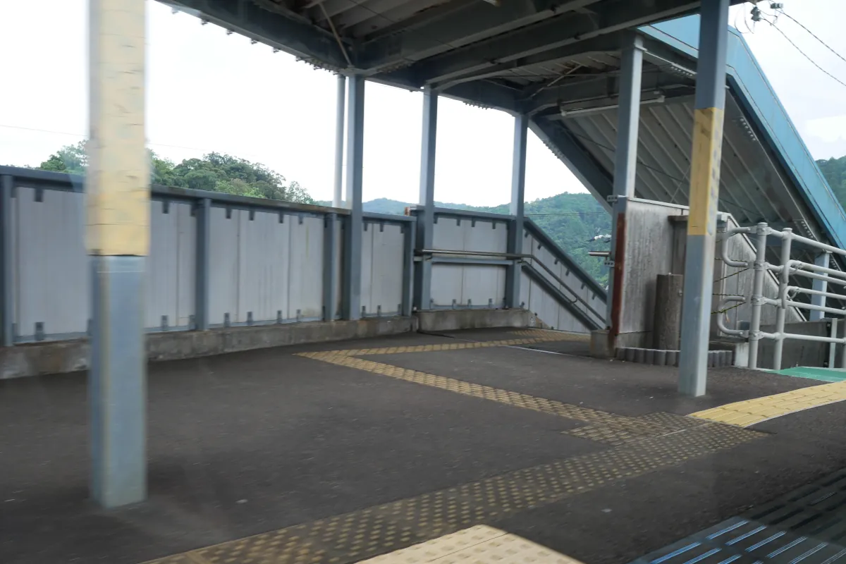 DMVから宍喰駅の階段を見る