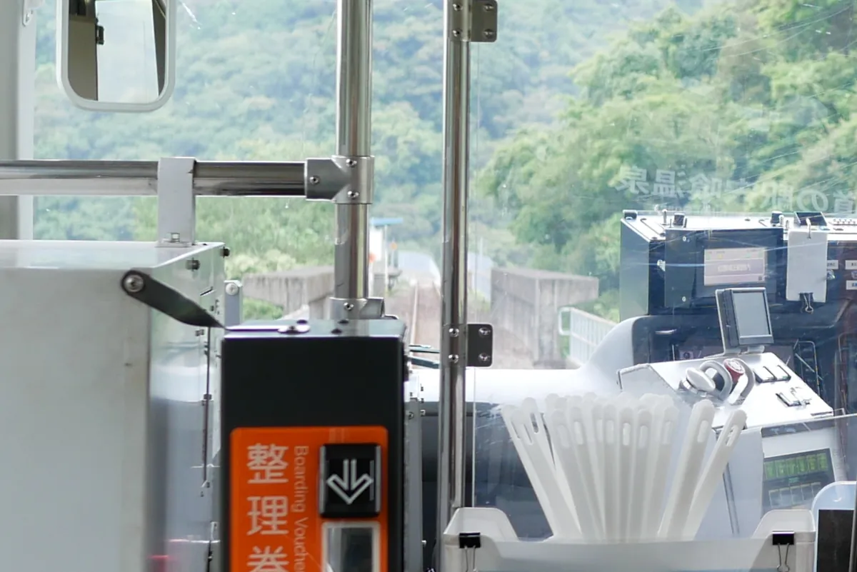 甲浦の阿佐東線終端に近づくDMV内からの前方風景