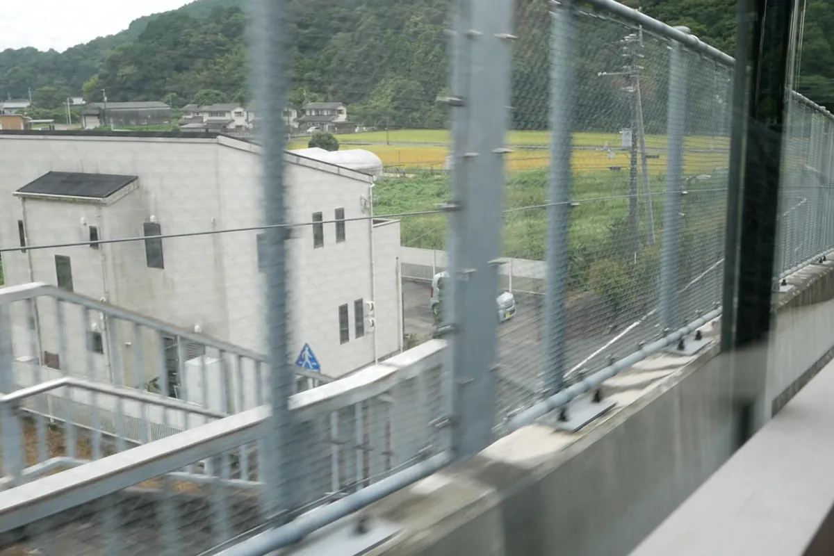 甲浦信号場のスロープを下るDMVの車内からの風景