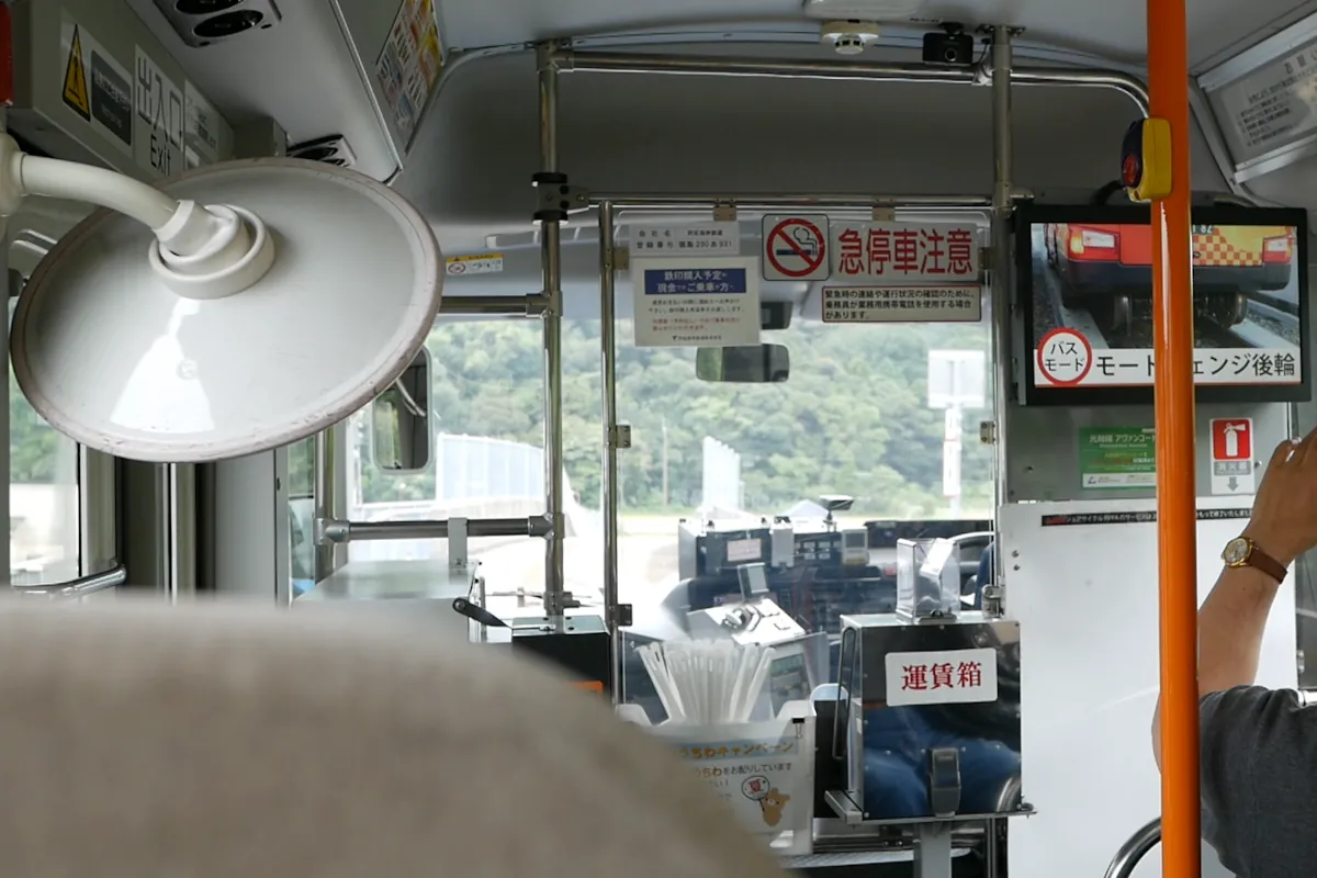 バスモードへモードチェンジ中のDMV車内