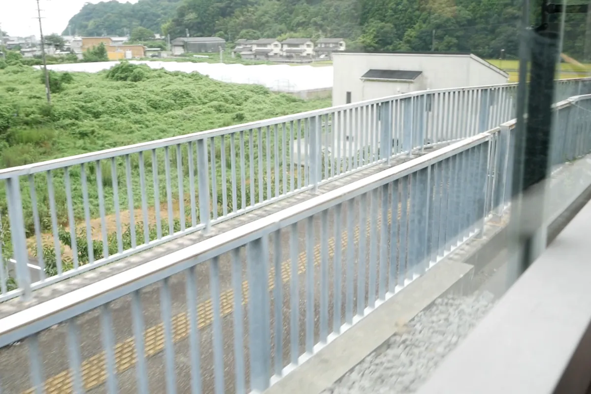 甲浦のモードチェンジを見学できるスペースを車内から見たところ