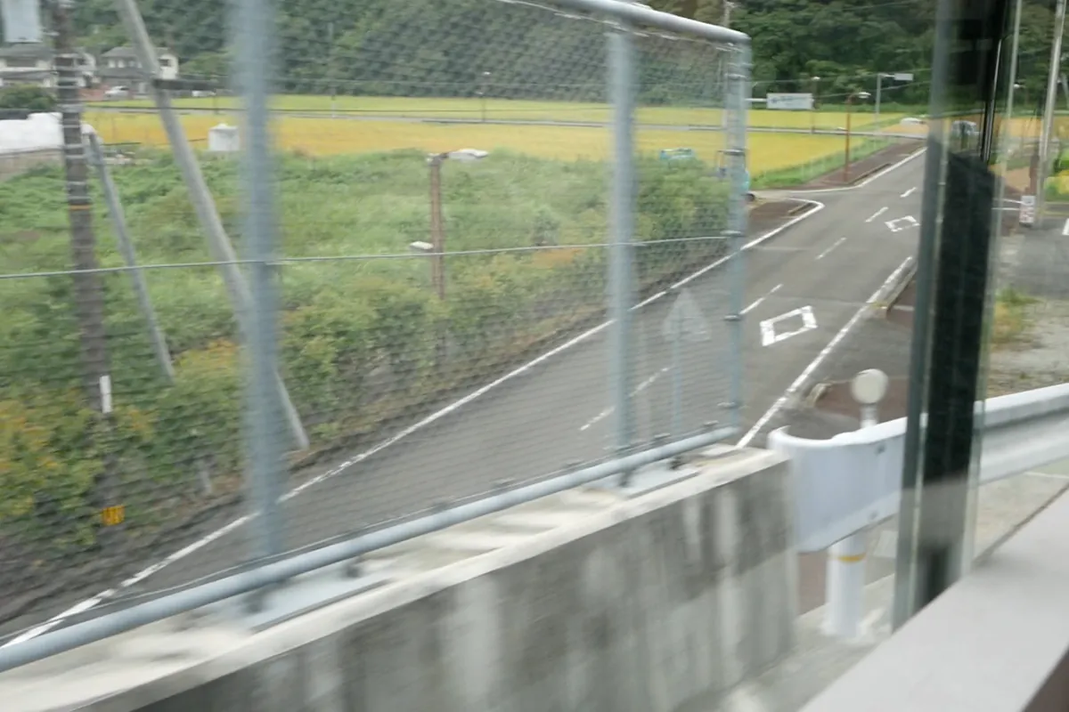 甲浦信号場のスロープを下るDMVの車内からの風景
