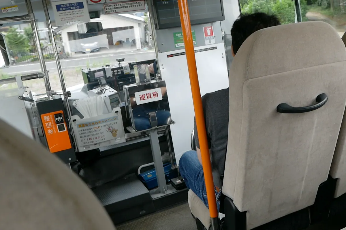 甲浦信号場のスロープを下るDMVの傾いている車内の風景