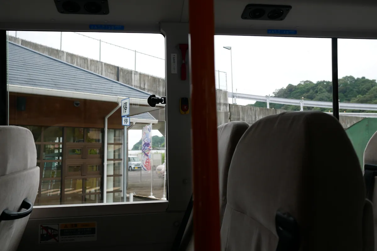 甲浦信号場の地上に停車中のDMVからスロープを見上げたところ