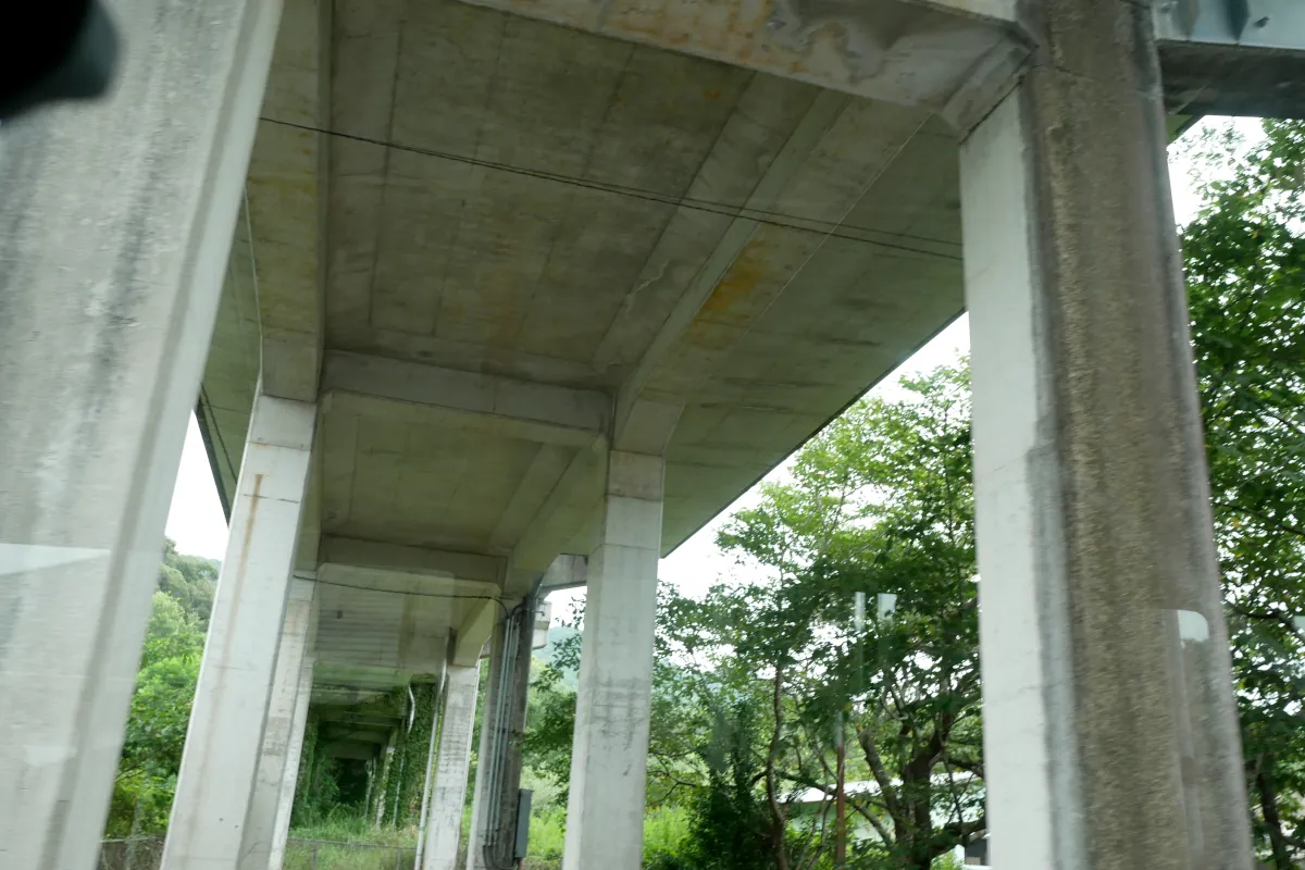 阿佐東線旧甲浦駅付近の高架を下から見上げたところ