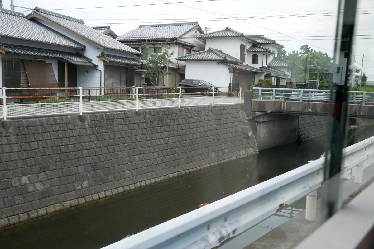 甲浦の町を川沿いに走るDMVからの車窓