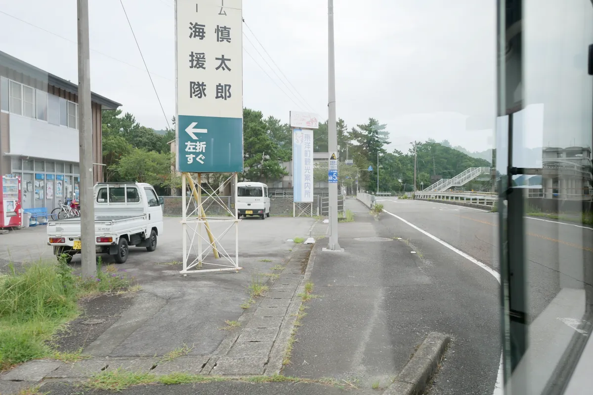 甲浦の国道55号との交差点を宍喰方面に左折しているDMVからの車窓