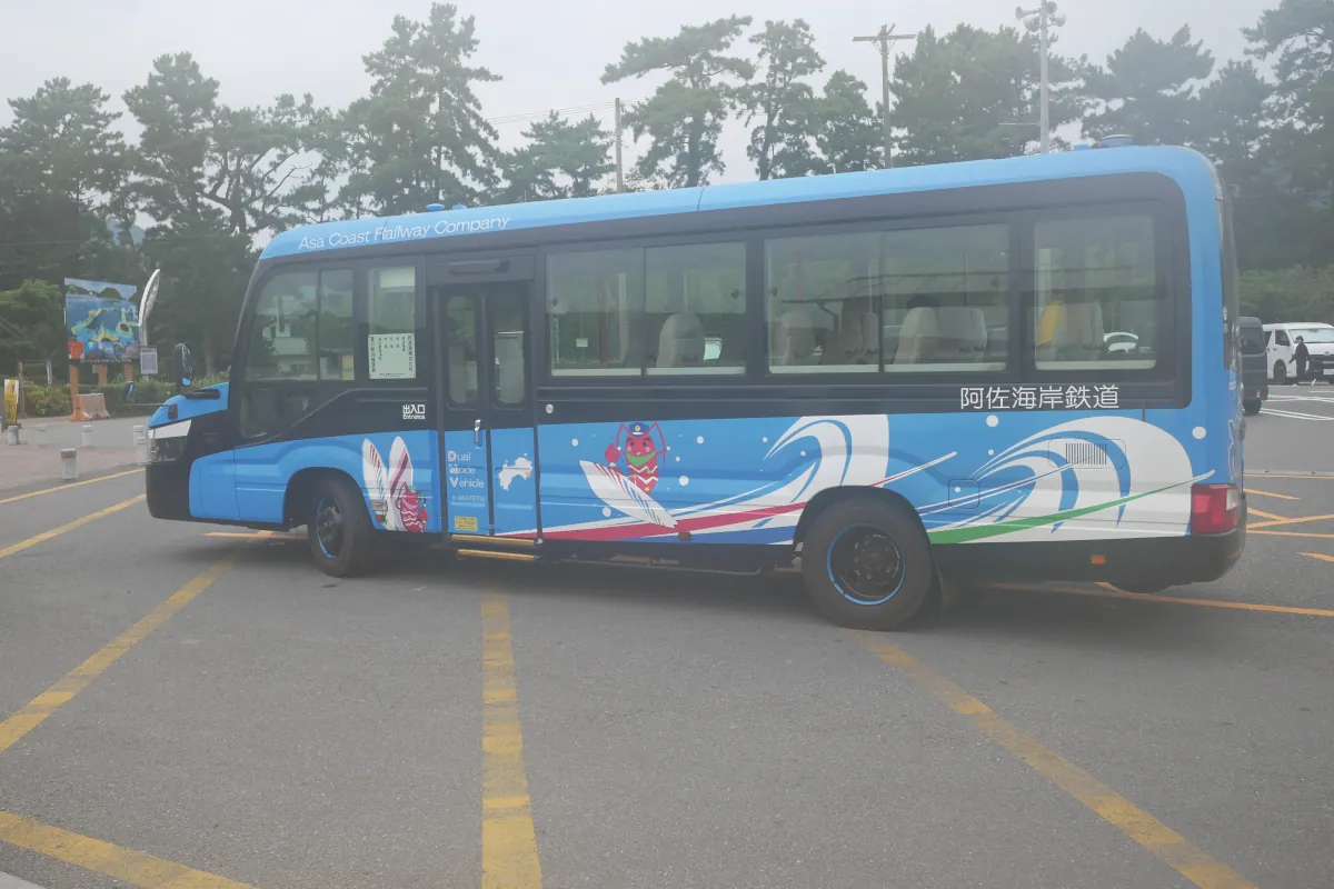 海の駅東洋町を発車したDMV(青)を見送る。