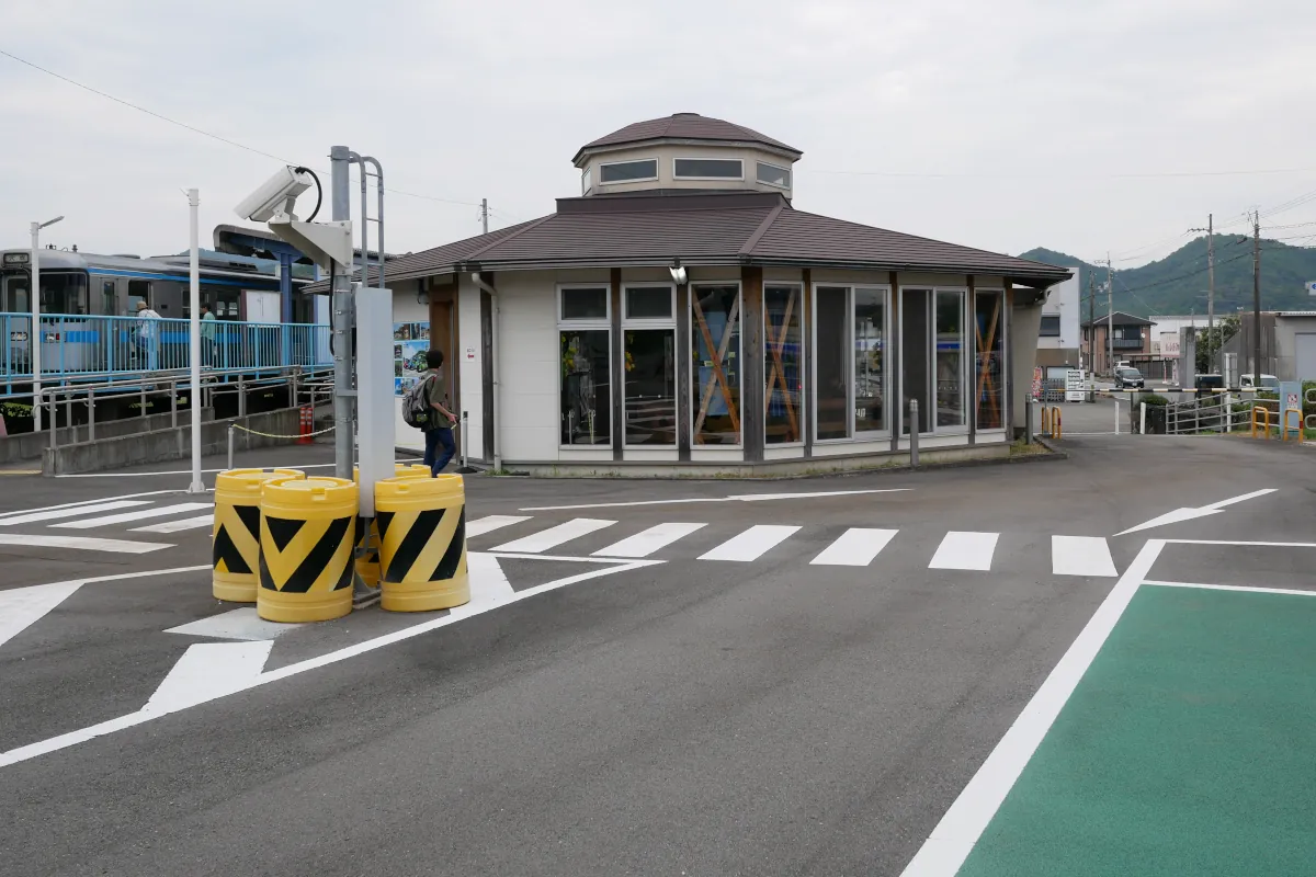 阿波海南駅前のスペースと阿波海南駅前交流館